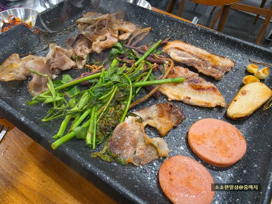 Meat grilling with kimchi