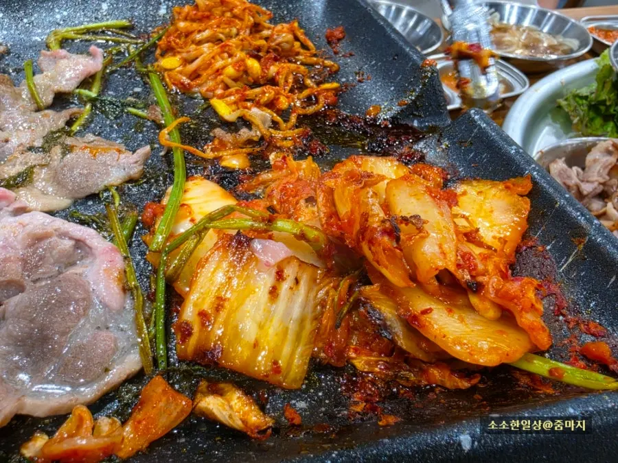Wrap vegetables and thin-sliced pork belly meal