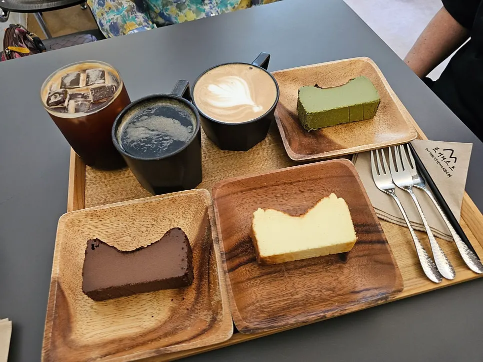 Three Basque cheesecakes and drinks at Forerest