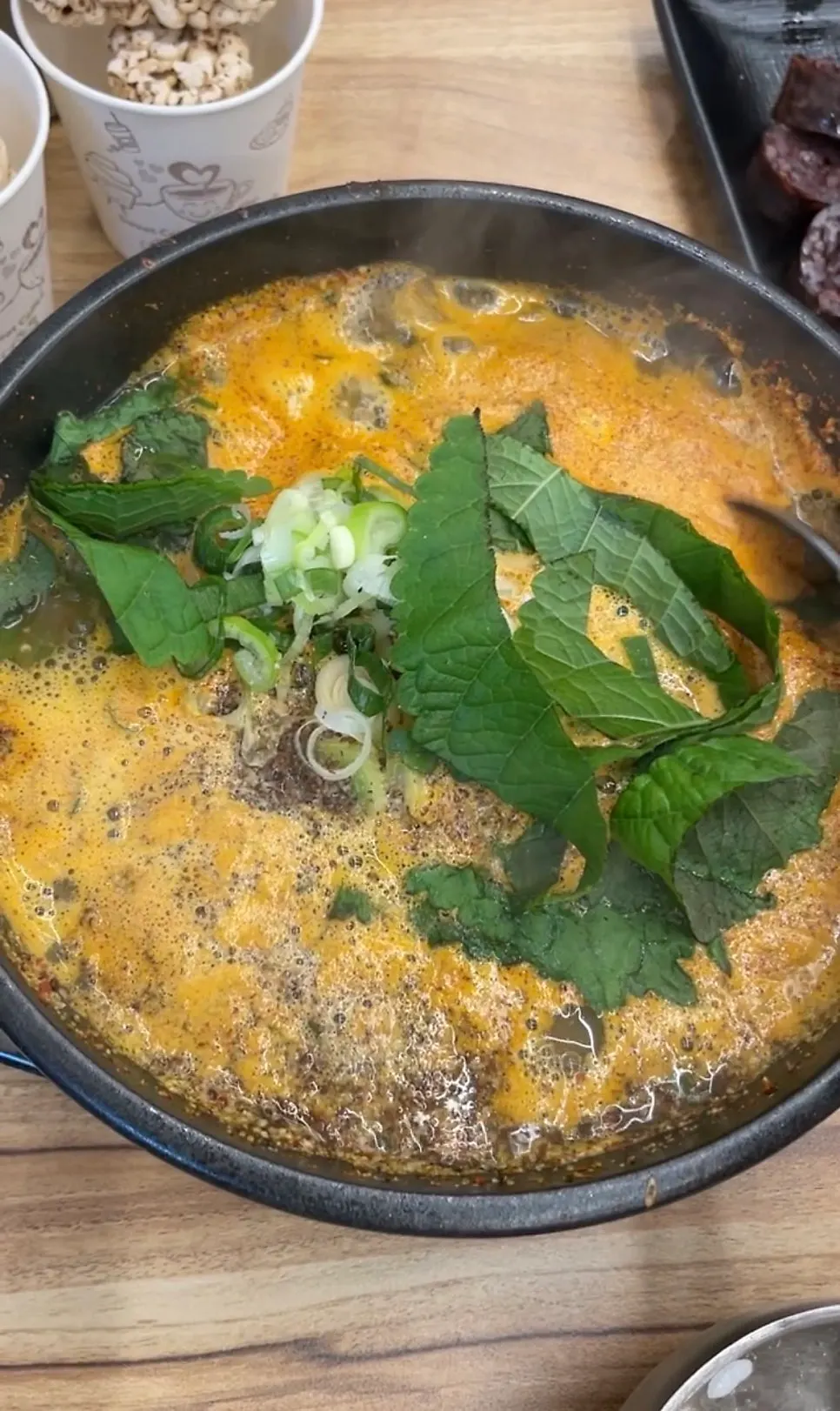 보글보글 끓는 뼈해장국 뚝배기