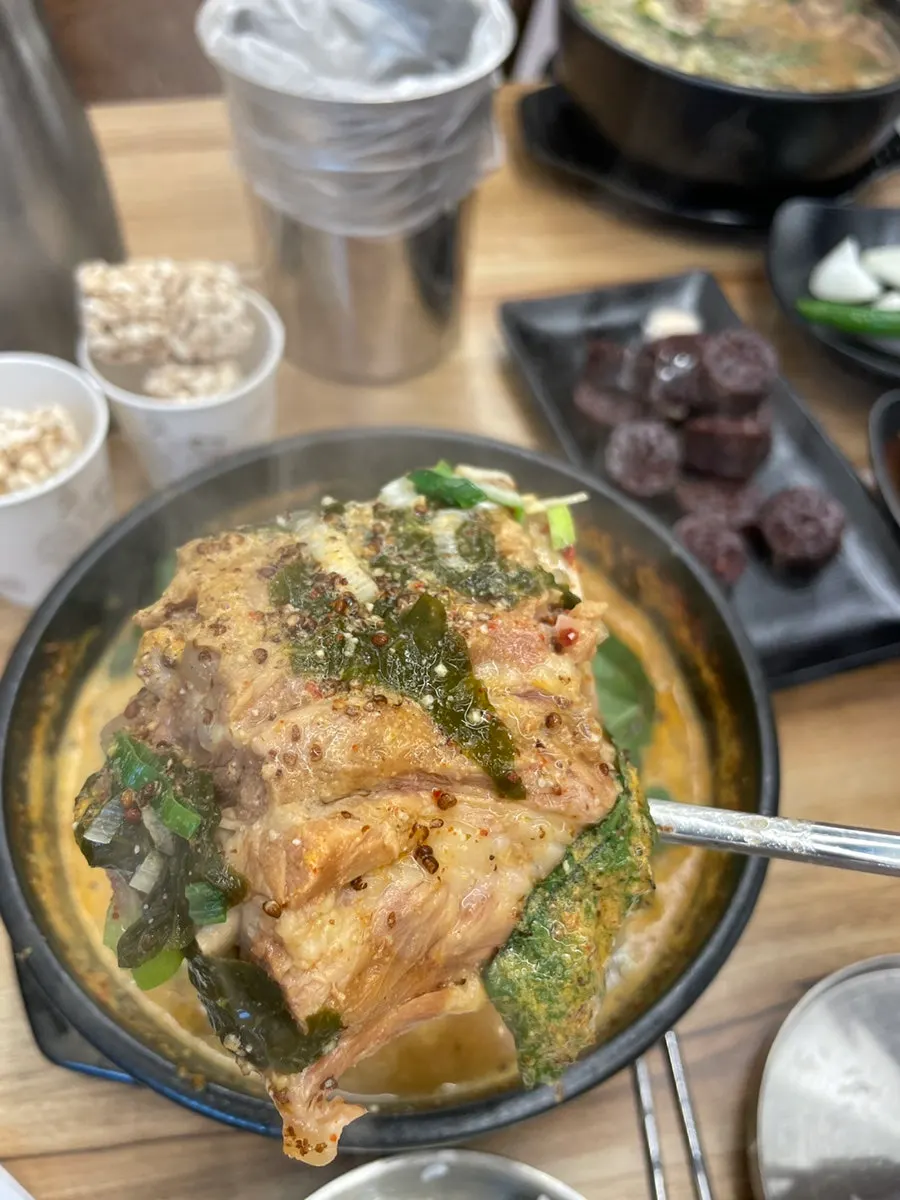 뼈해장국과 밥, 반찬이 놓인 늦은 점심 한 상