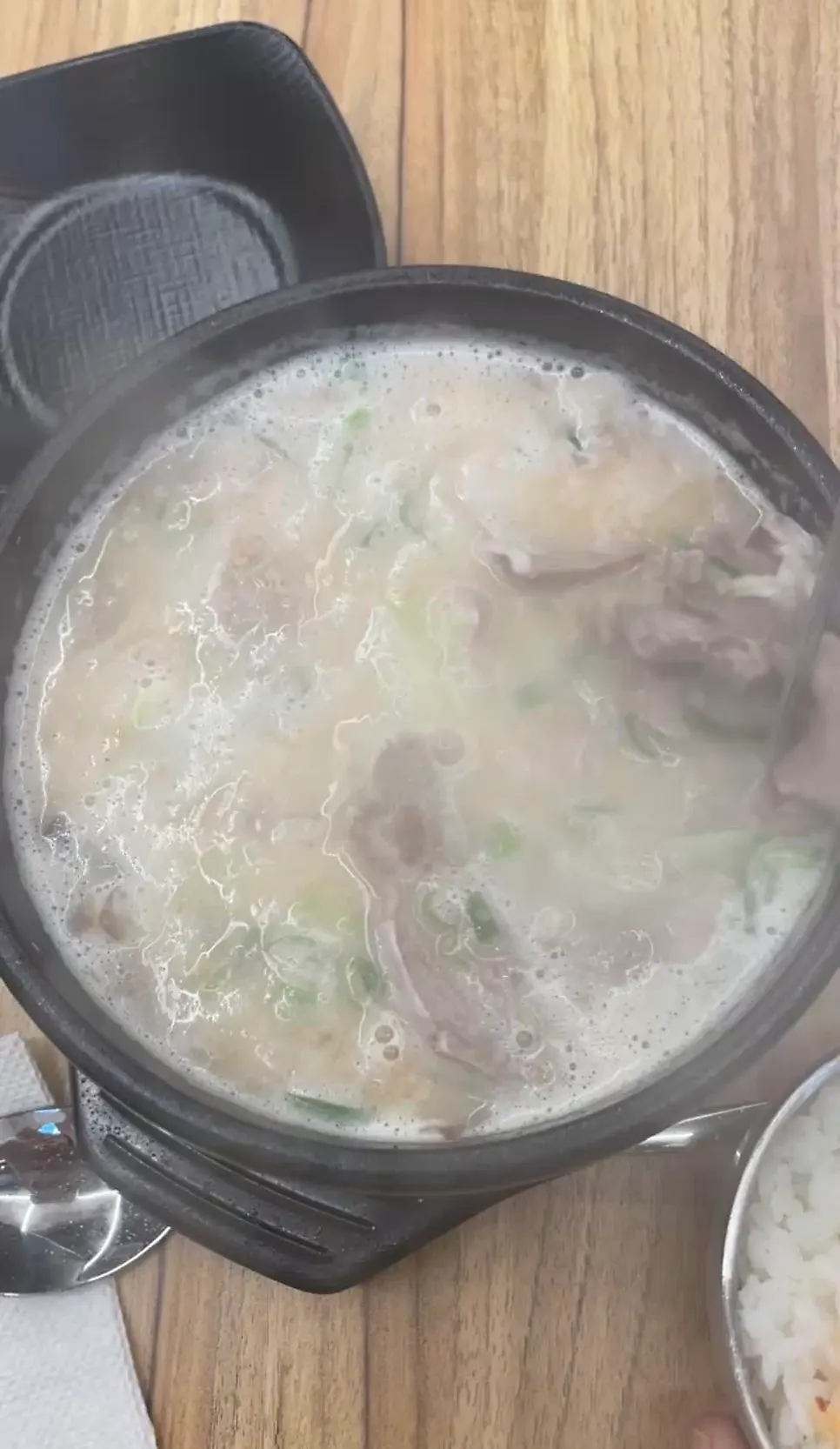 뼈에서 고기를 발라 먹는 뼈해장국