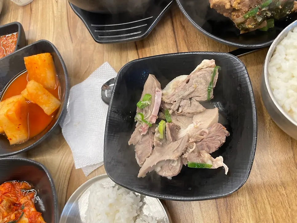 건더기 넉넉한 돼지국밥 한 그릇