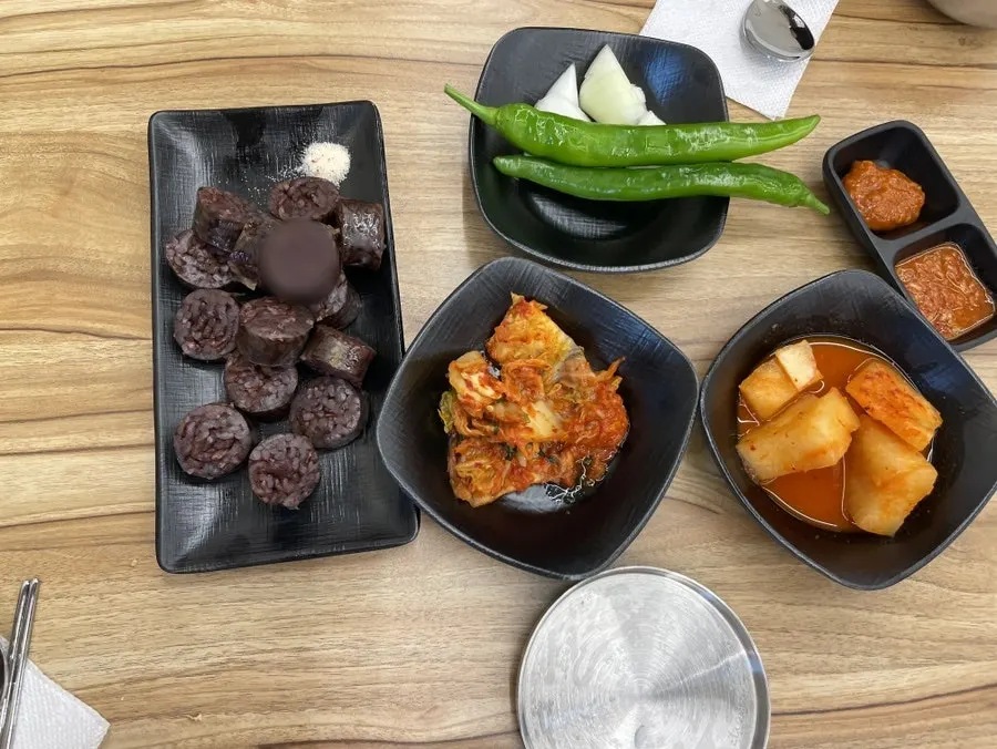 오픈 기념으로 나온 순대 서비스 접시