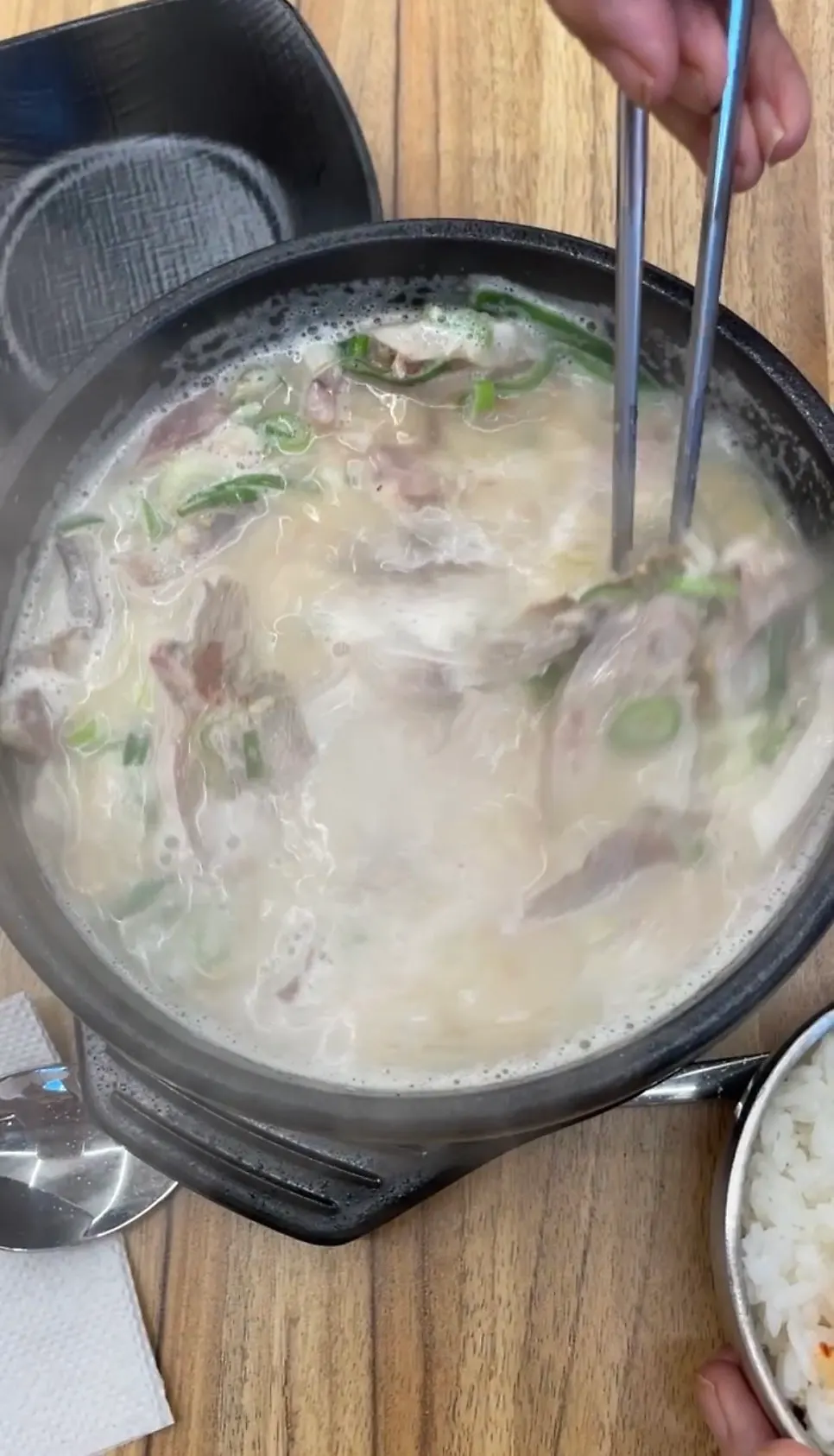 뼈해장국과 돼지국밥, 순대까지 놓인 푸짐한 한 상