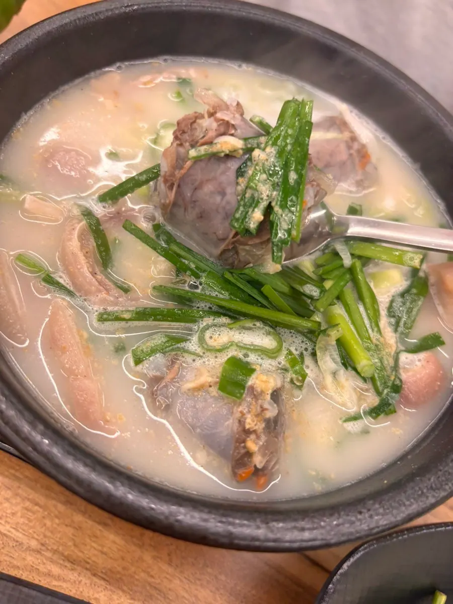 순댓국·돼지국밥·내장국밥이 함께 놓인 상차림