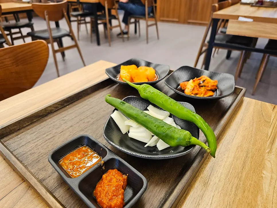 깔끔하게 정돈된 매장 내부와 구분된 좌석 공간