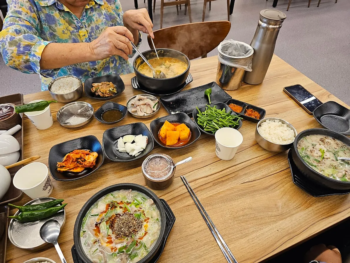 A bowl of ppyeohaejangguk with bone chunks and ugeoji