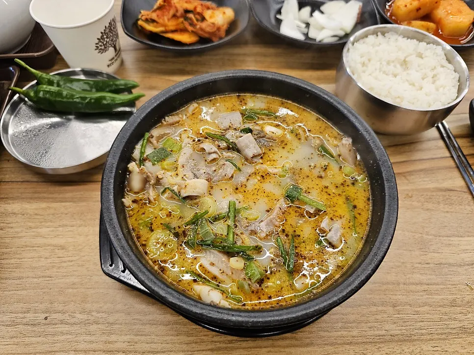 순대국과 뼈해장국이 함께 차려진 한상