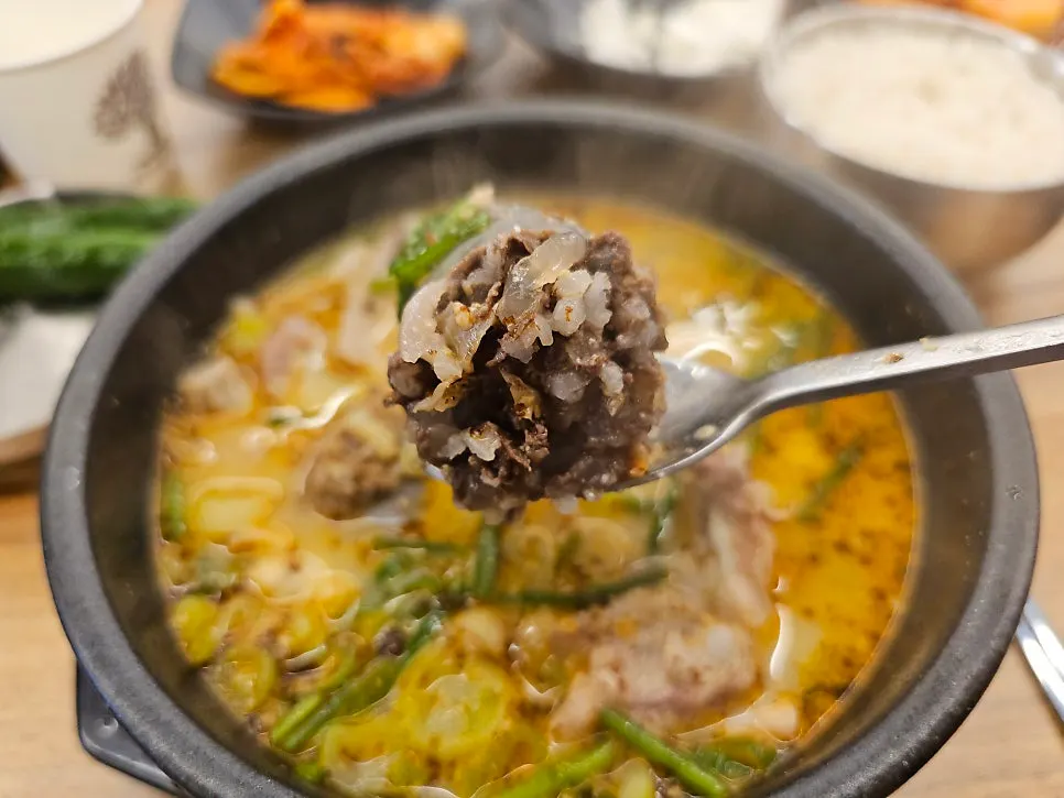 깨가 갈려 올라간 진한 참깨 순대국 국물