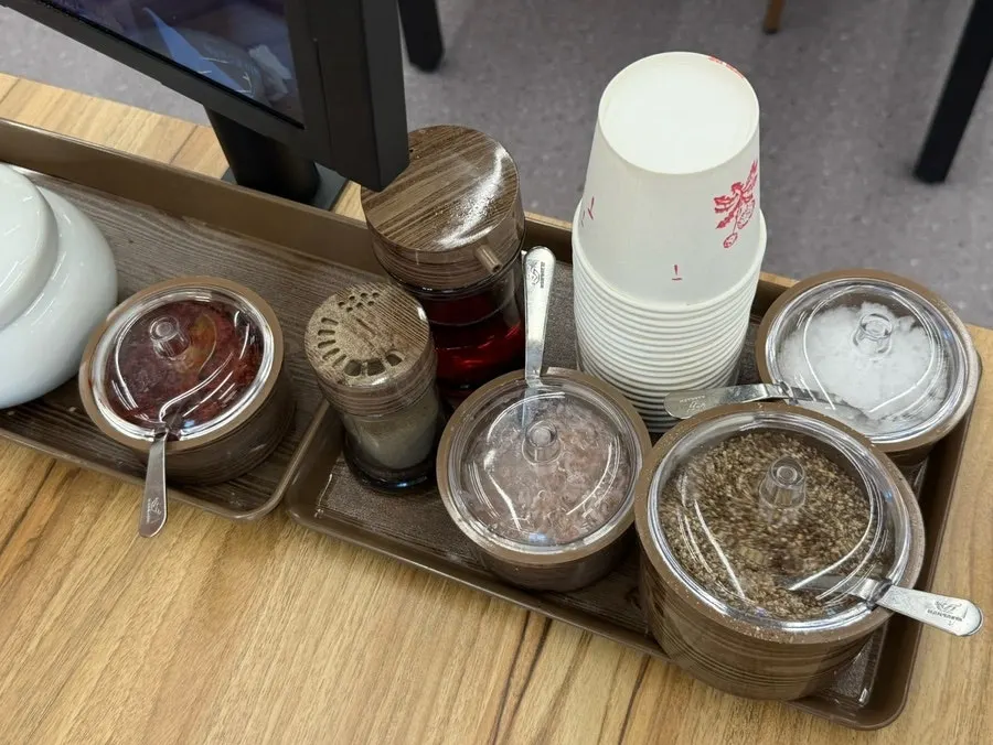 Self-bar organized with clear lids