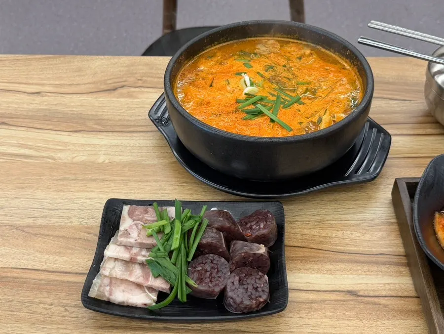Set meal served with sliced boiled meat and sundae