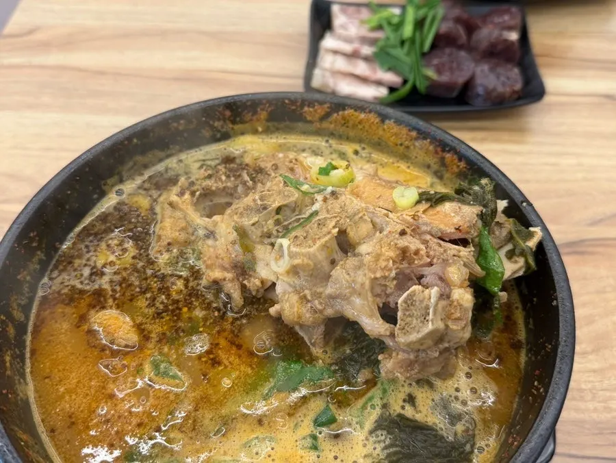 Bone soup topped with large chunks of meat