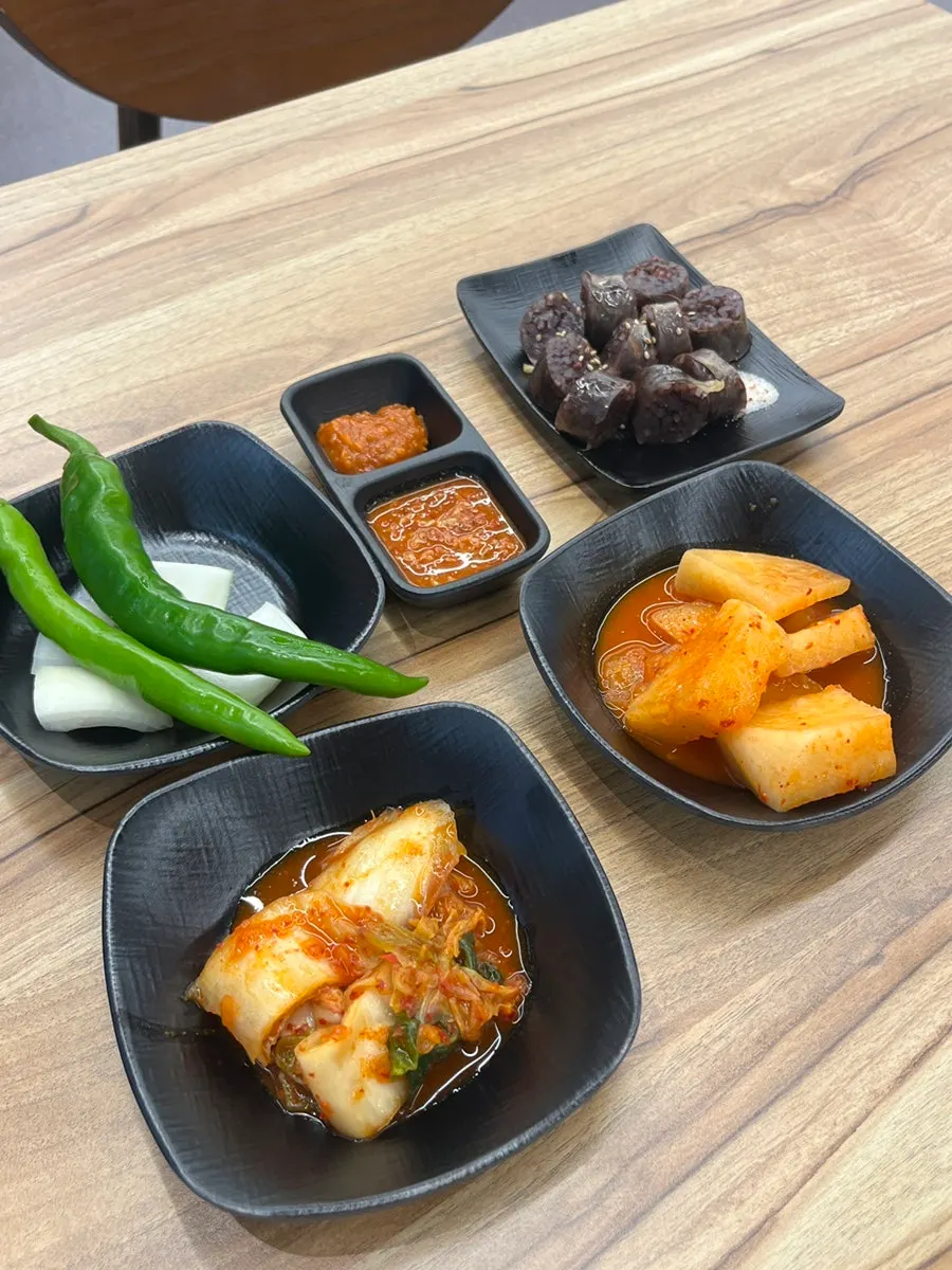 반찬을 더 담을 수 있는 셀프바