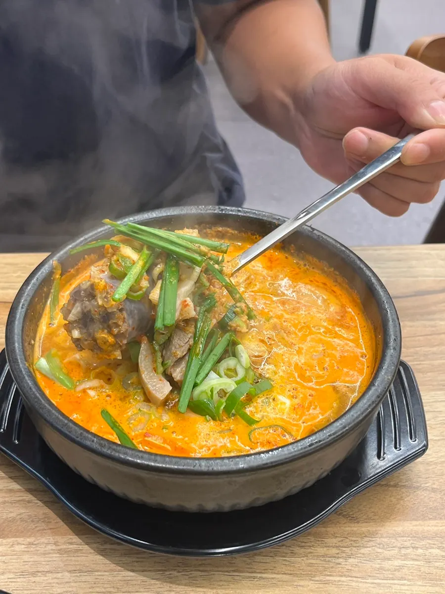 건더기가 푸짐한 얼큰국밥 클로즈업