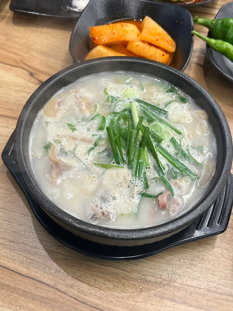 얼큰국밥 국물을 떠올린 숟가락