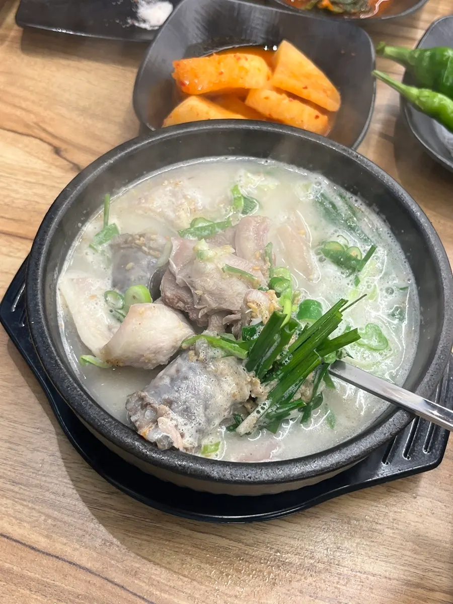 뽀얀 국물의 순대국과 다대기
