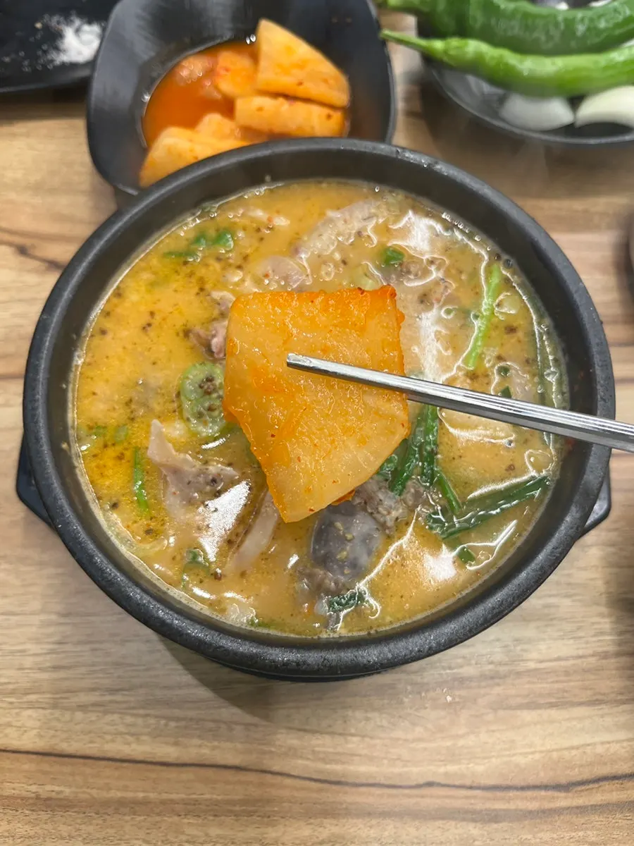 순대와 내장 건더기가 가득한 순대국