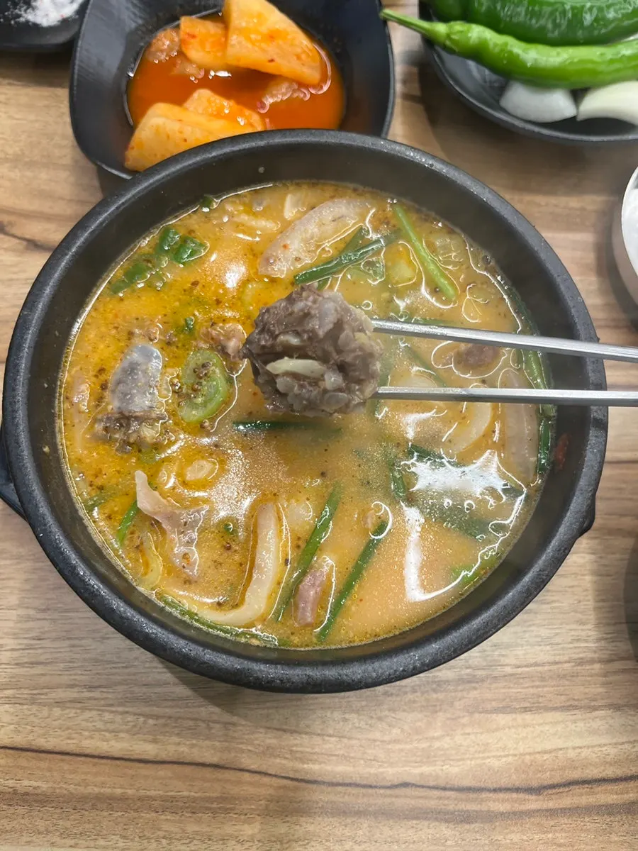고기와 김치, 밥, 쌈장을 올린 한 숟갈