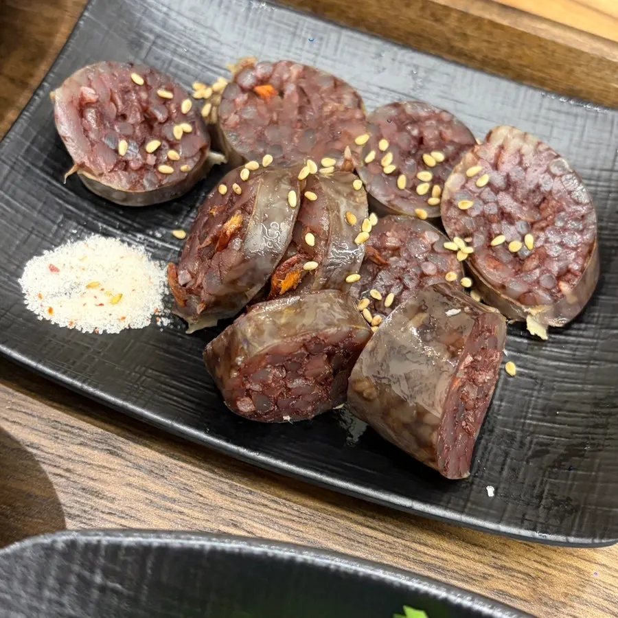 리필코너에서 담아온 반찬 접시