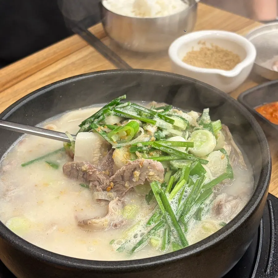 뽀얀 국물의 순대국 한 뚝배기