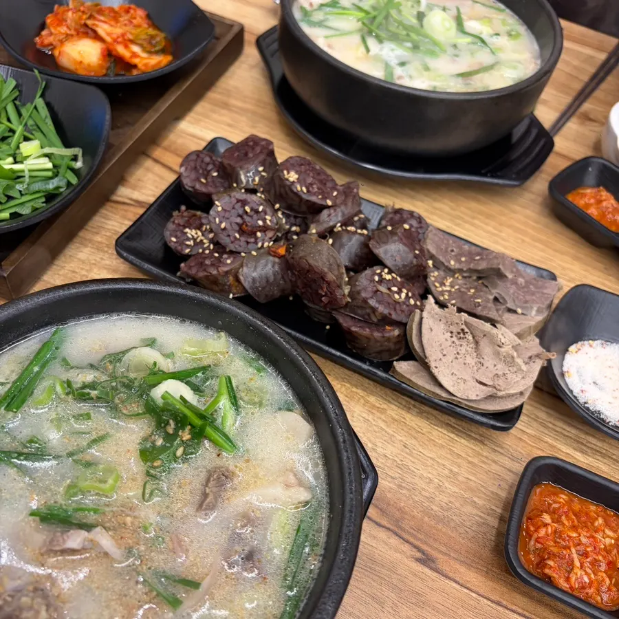 묽고 가벼운 느낌의 순대국 국물