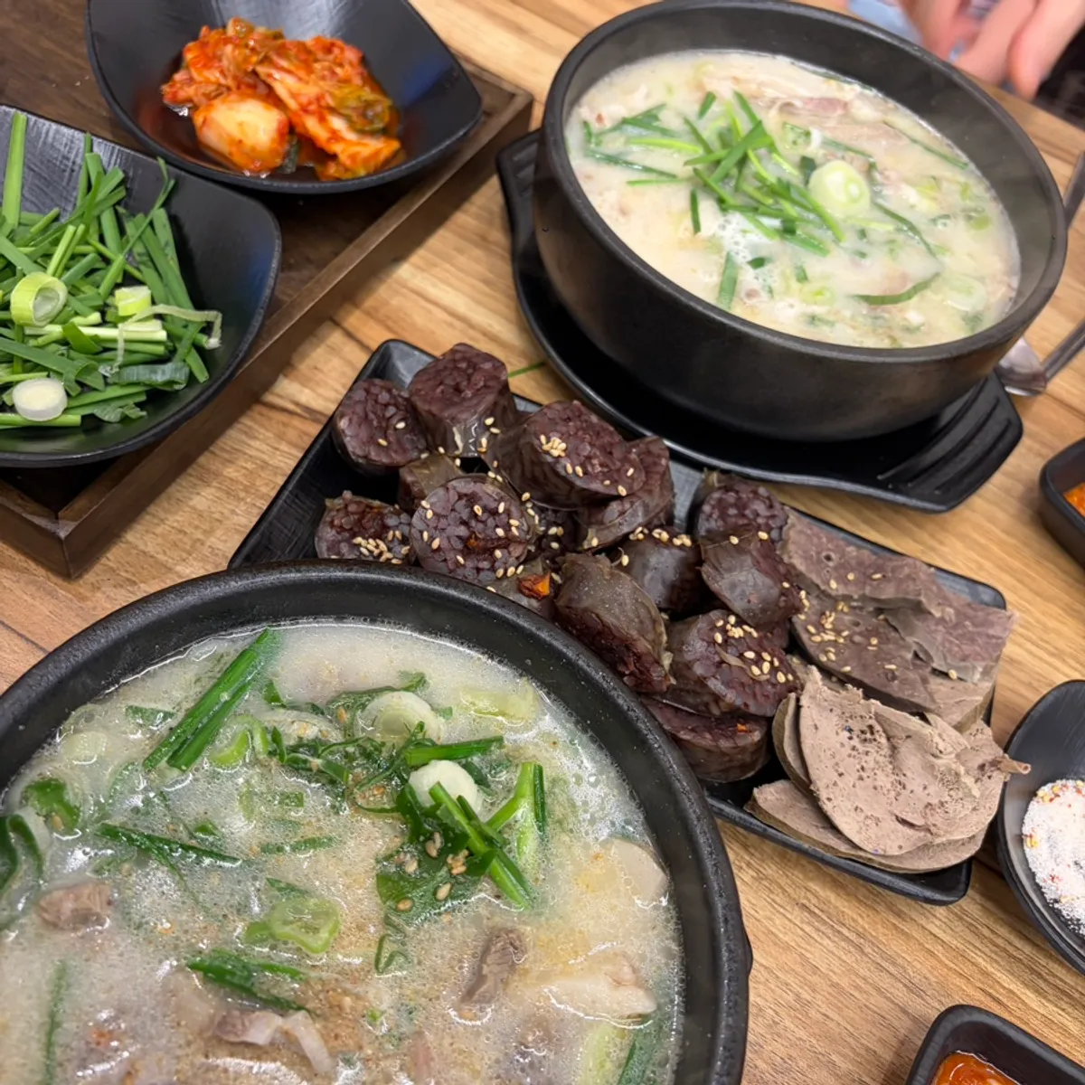 찰순대 소짜까지 차려진 한상차림