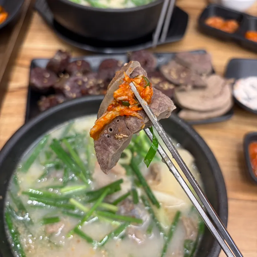 국물보다 건더기가 많은 순대국 속