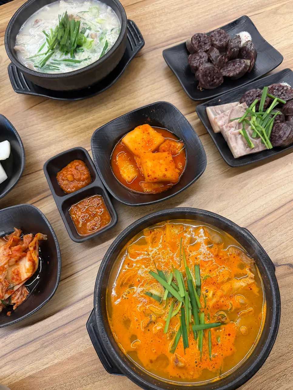 무김치가 포함된 기본 반찬 세팅
