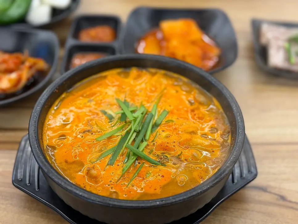얼큰순대국 뚝배기 한 상