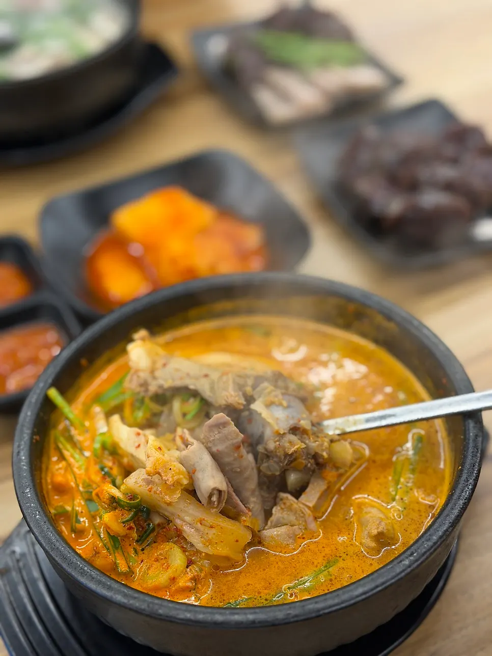 칼칼한 얼큰순대국 국물 클로즈업