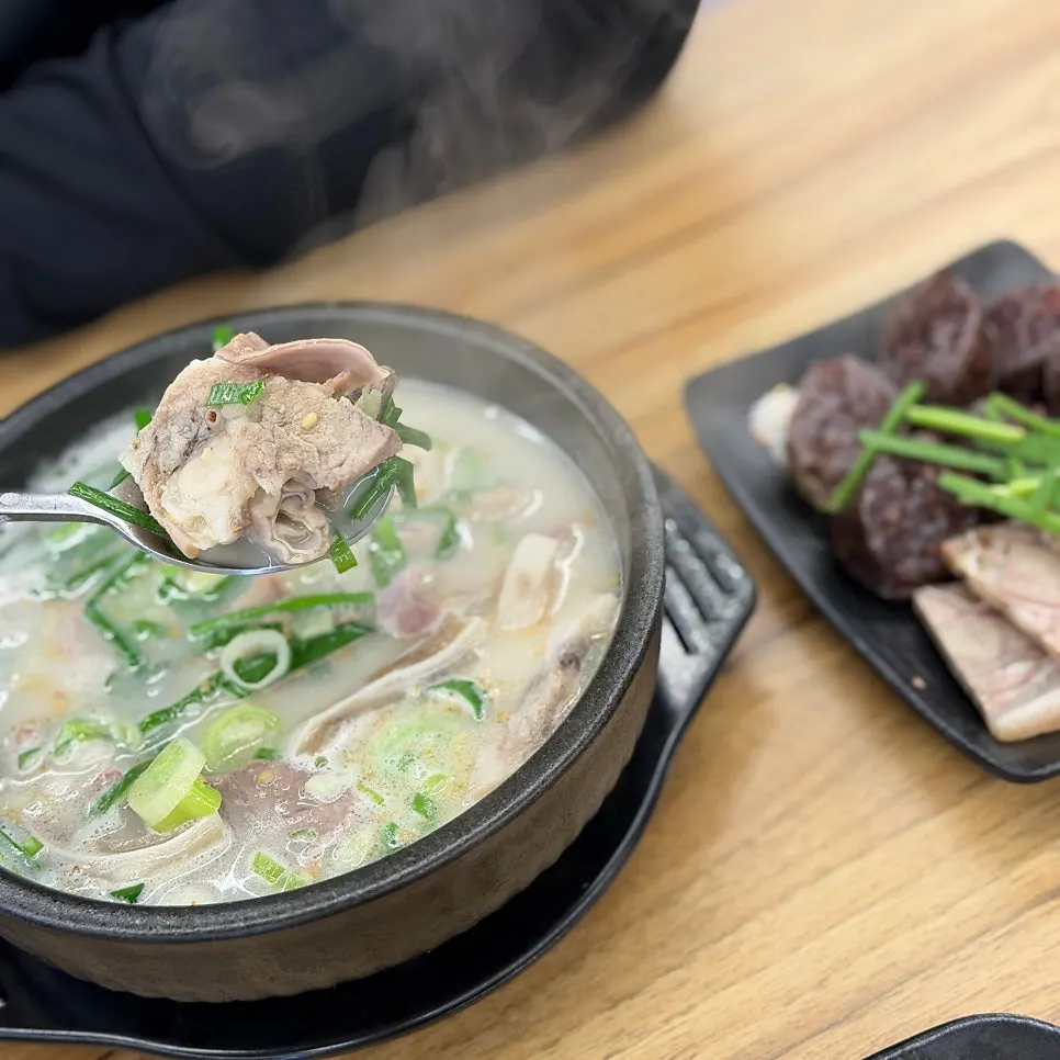뽀얀 국물의 기본 순대국 뚝배기