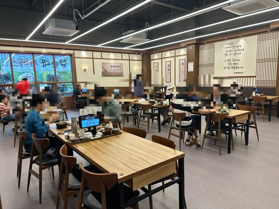 Table seating in the main hall of Yetnal Gyeongseong Sundaeguk Nokyang Branch