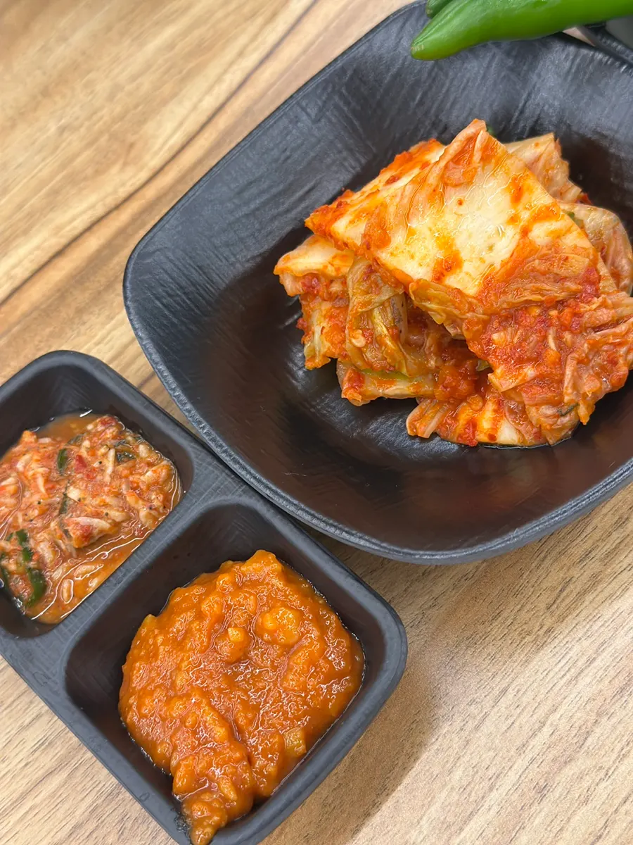 Standard side dishes: onion, chili peppers, and kkakdugi