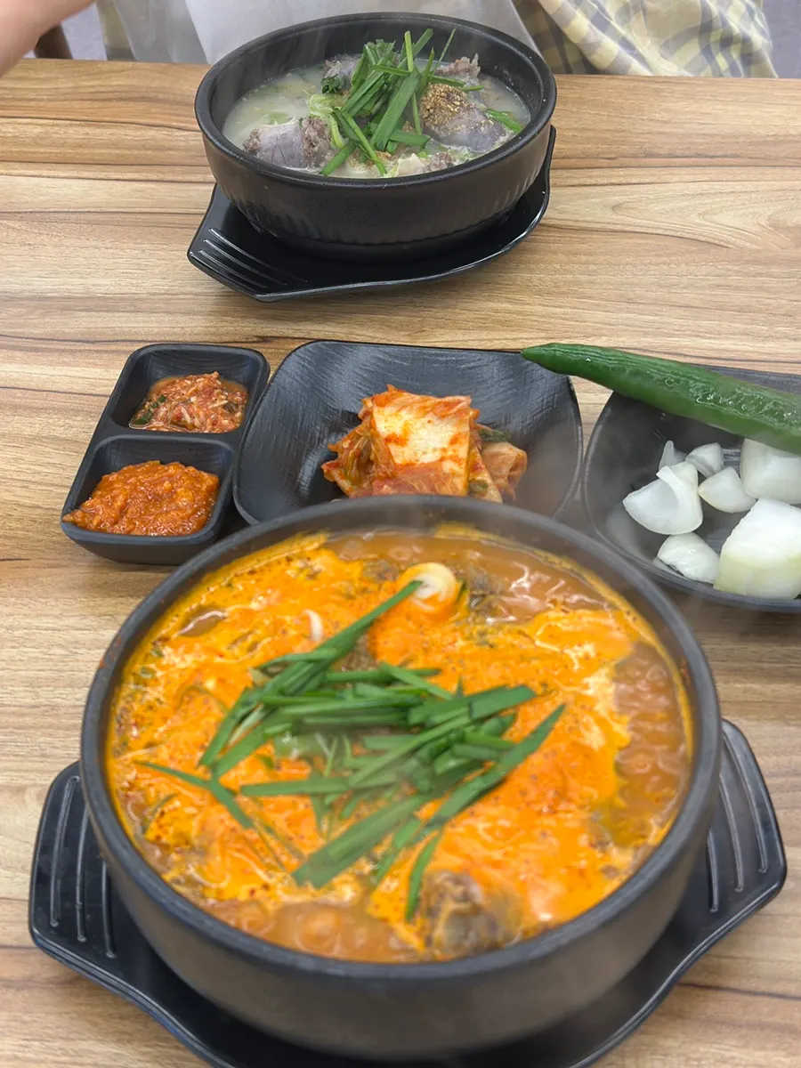 The ordered extra-large eolkeun sundae set on the table