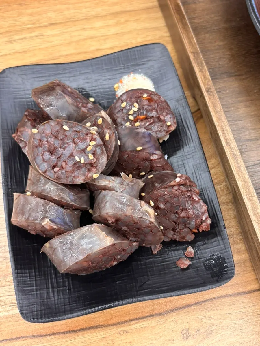 깍두기와 김치 등 기본 밑반찬 상차림