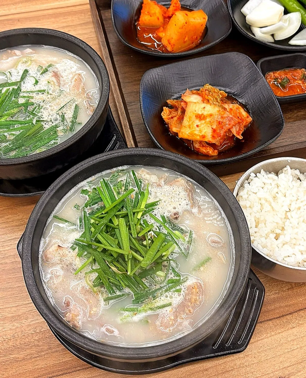 새우젓을 올린 찰순대 한 점