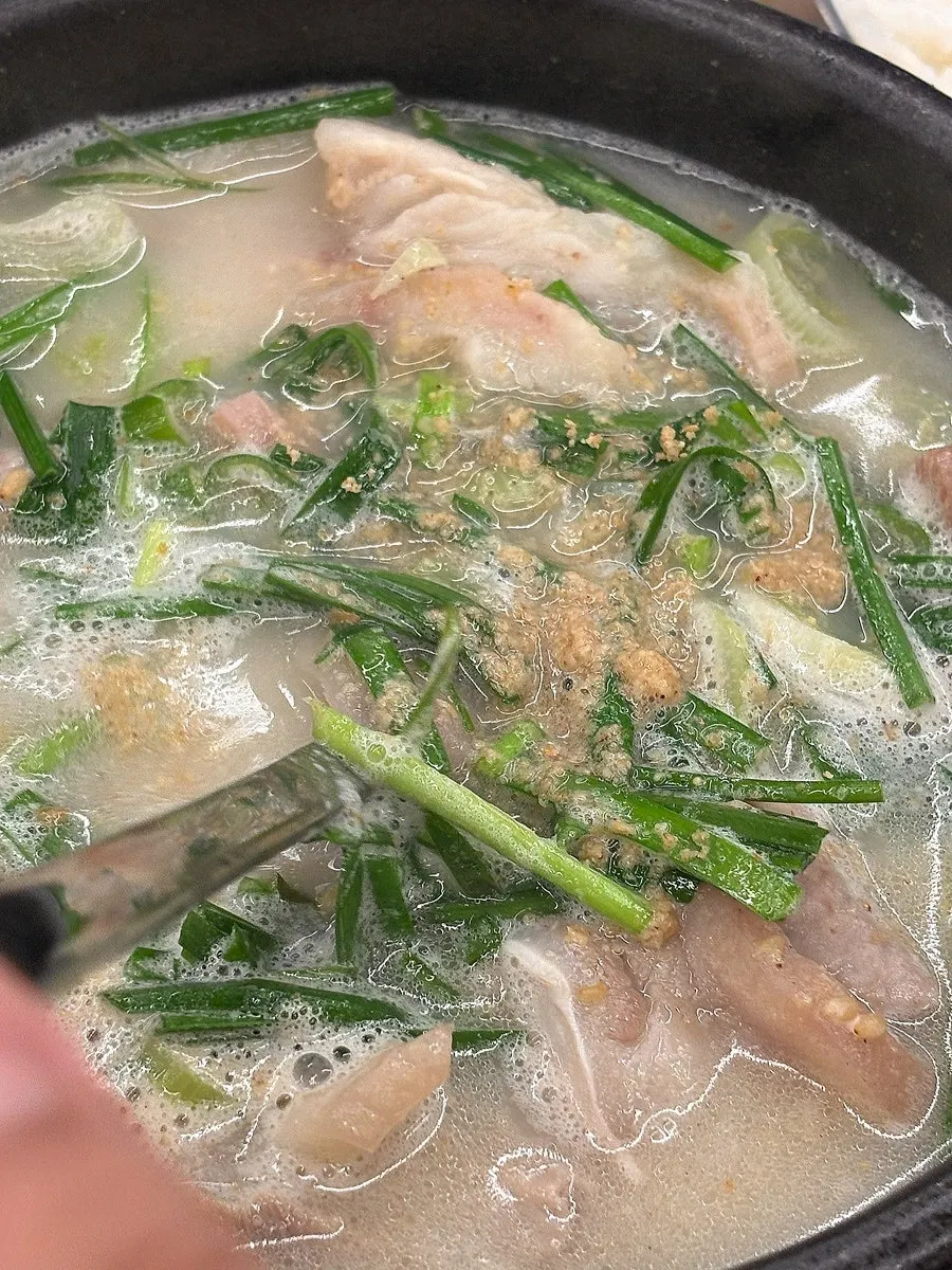 뚝배기에 담겨 나온 순대빼고 국밥