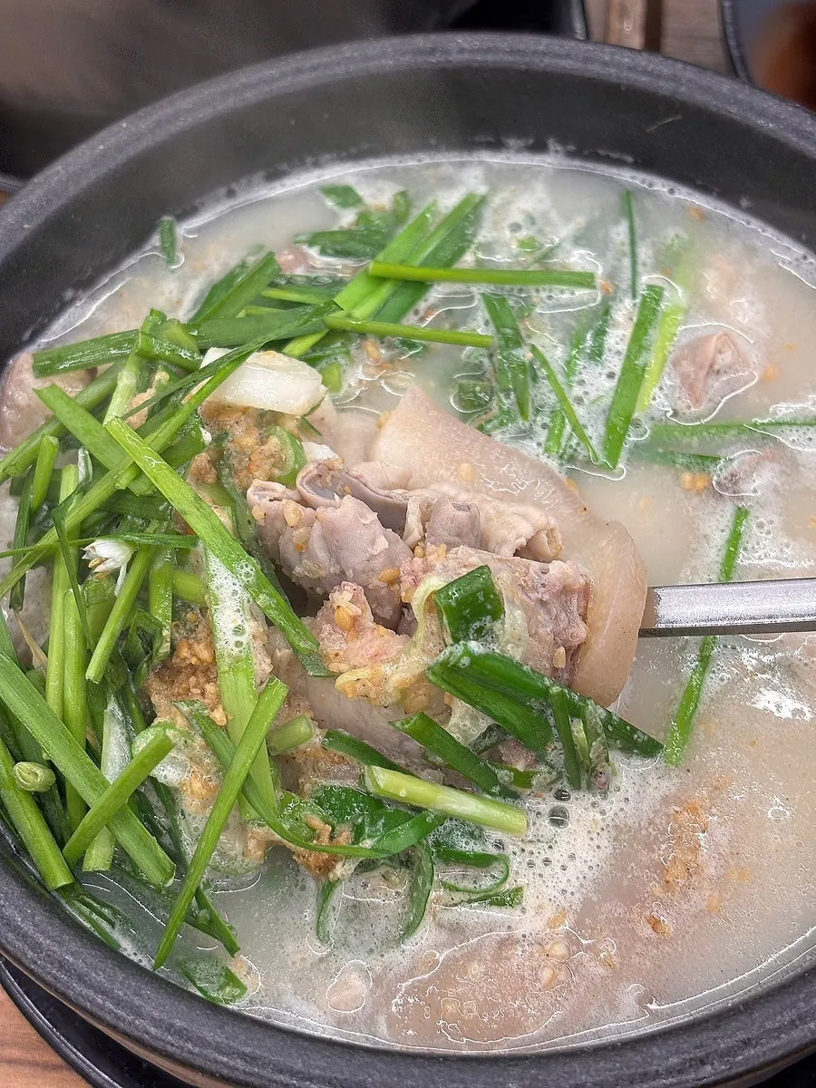 돼지국밥과 밑반찬이 차려진 테이블
