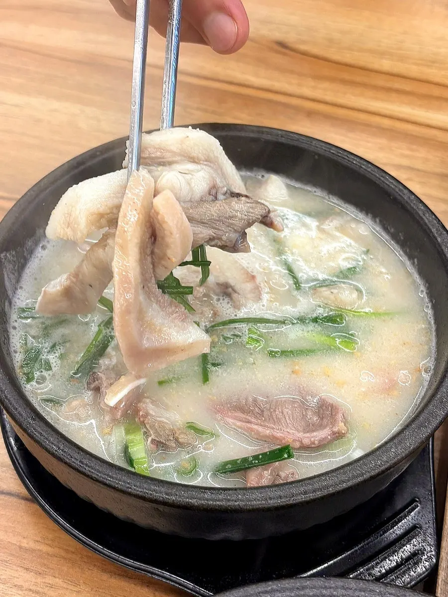 갈아 넣은 참깨가 올라간 순대국 국물