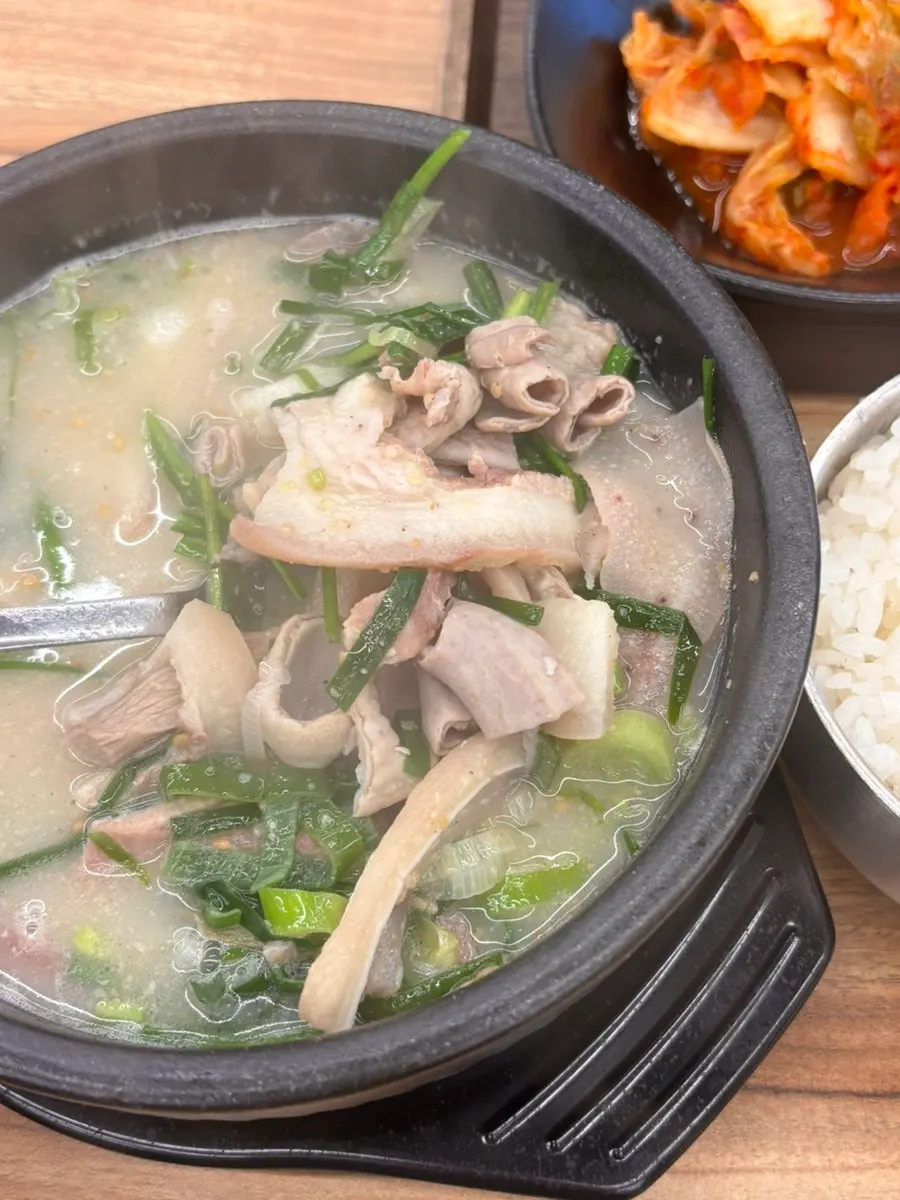 숟가락으로 떠올린 순대국 건더기