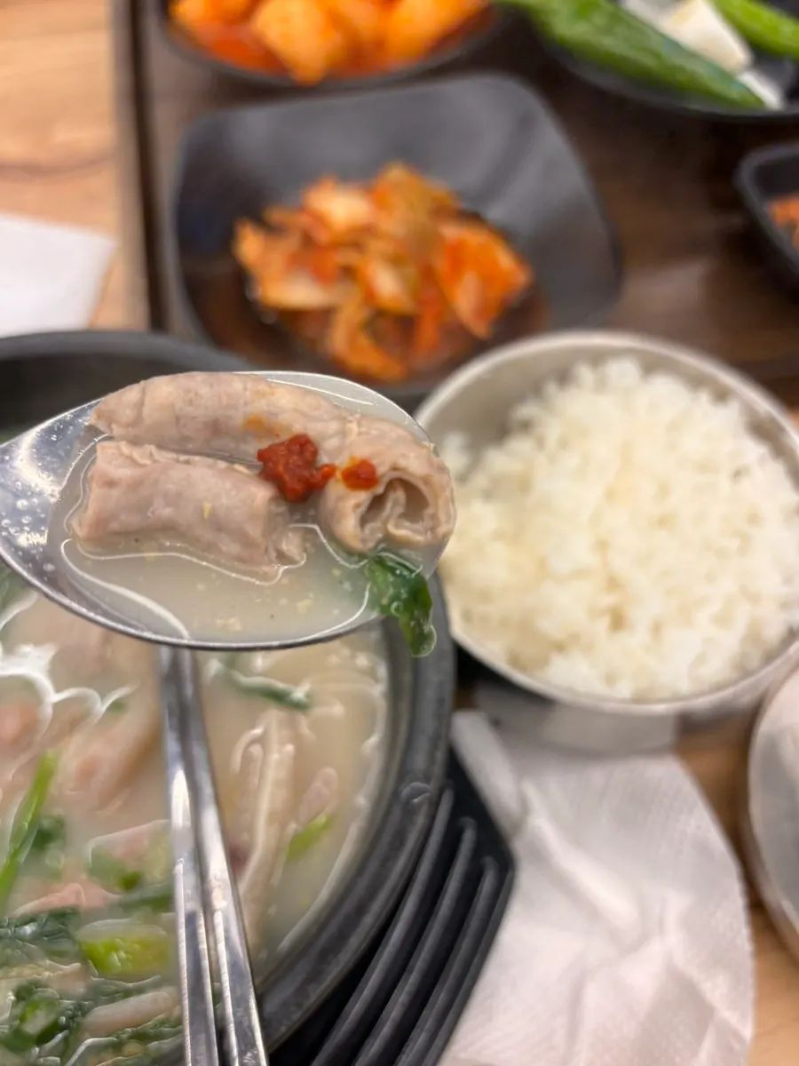 깍두기를 올려 먹는 뜨끈한 순대국
