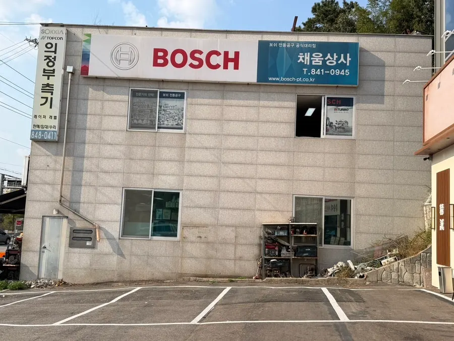 넓은 매장 앞 주차 공간