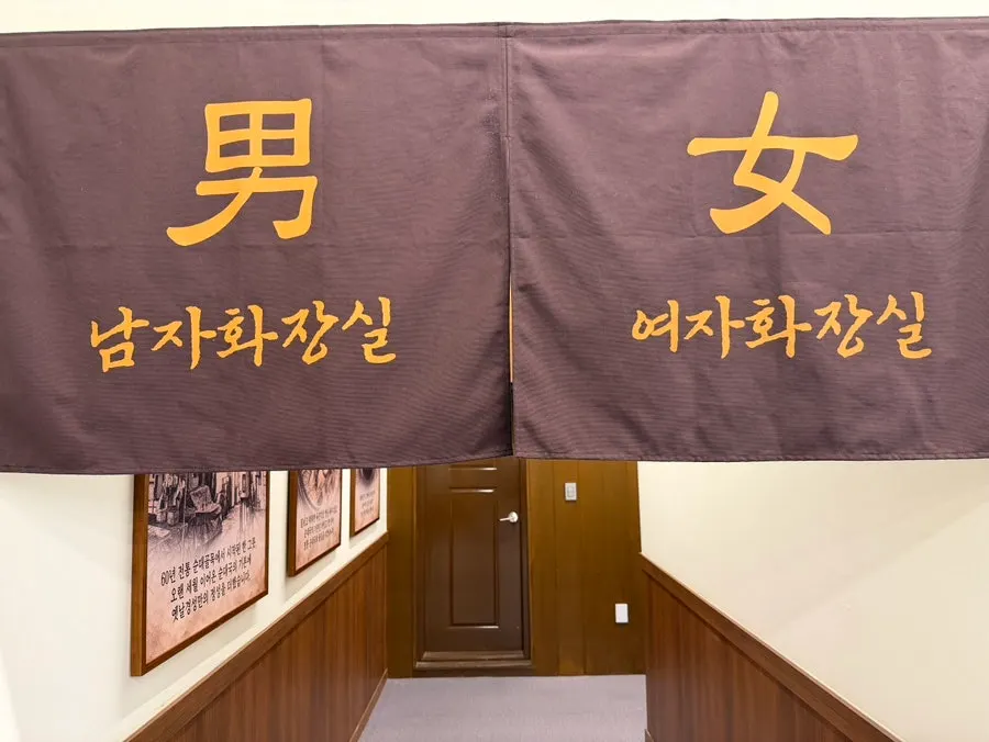 매장 내부 화장실 방향 통로