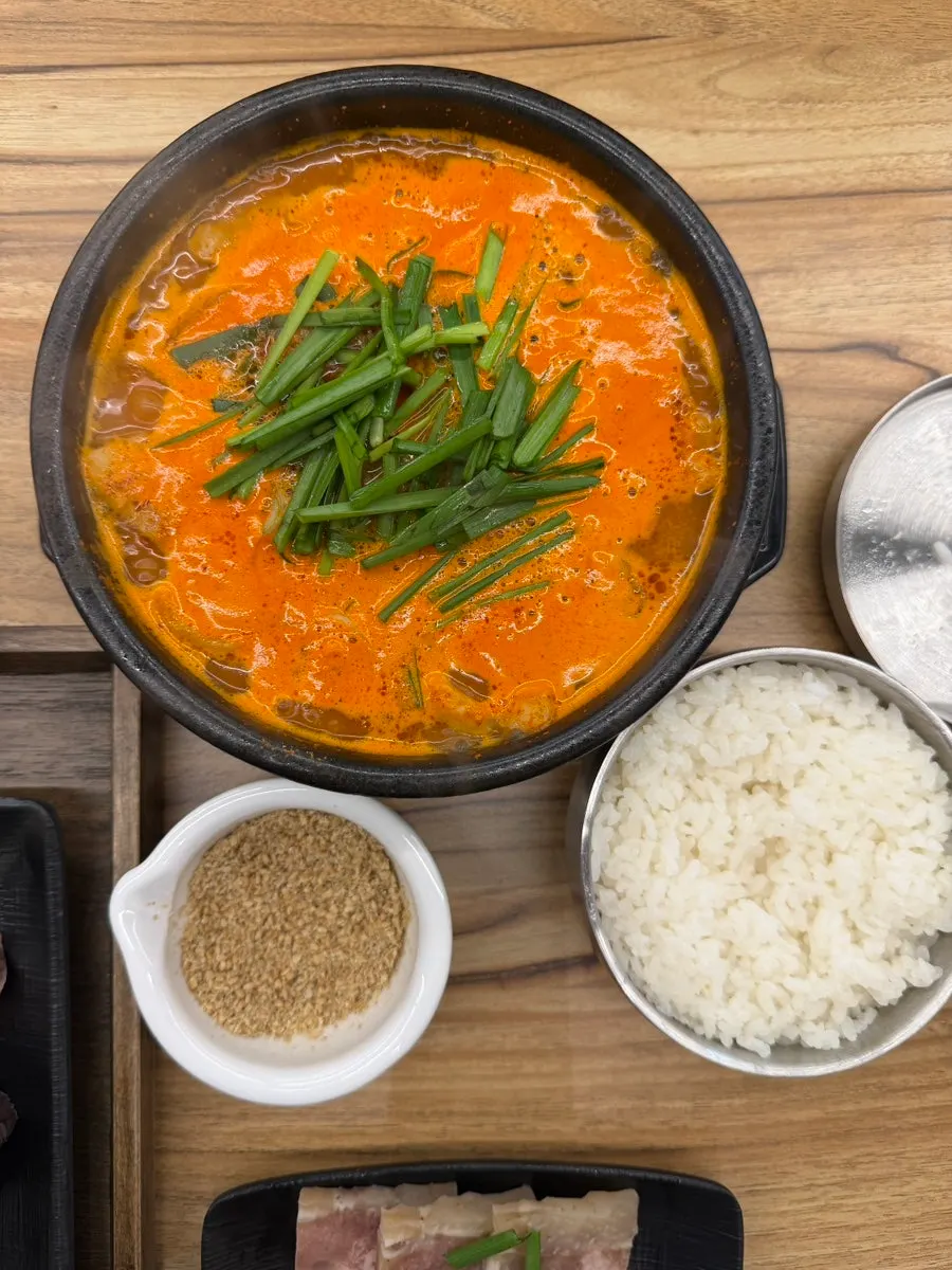 상에 차려진 기본 반찬
