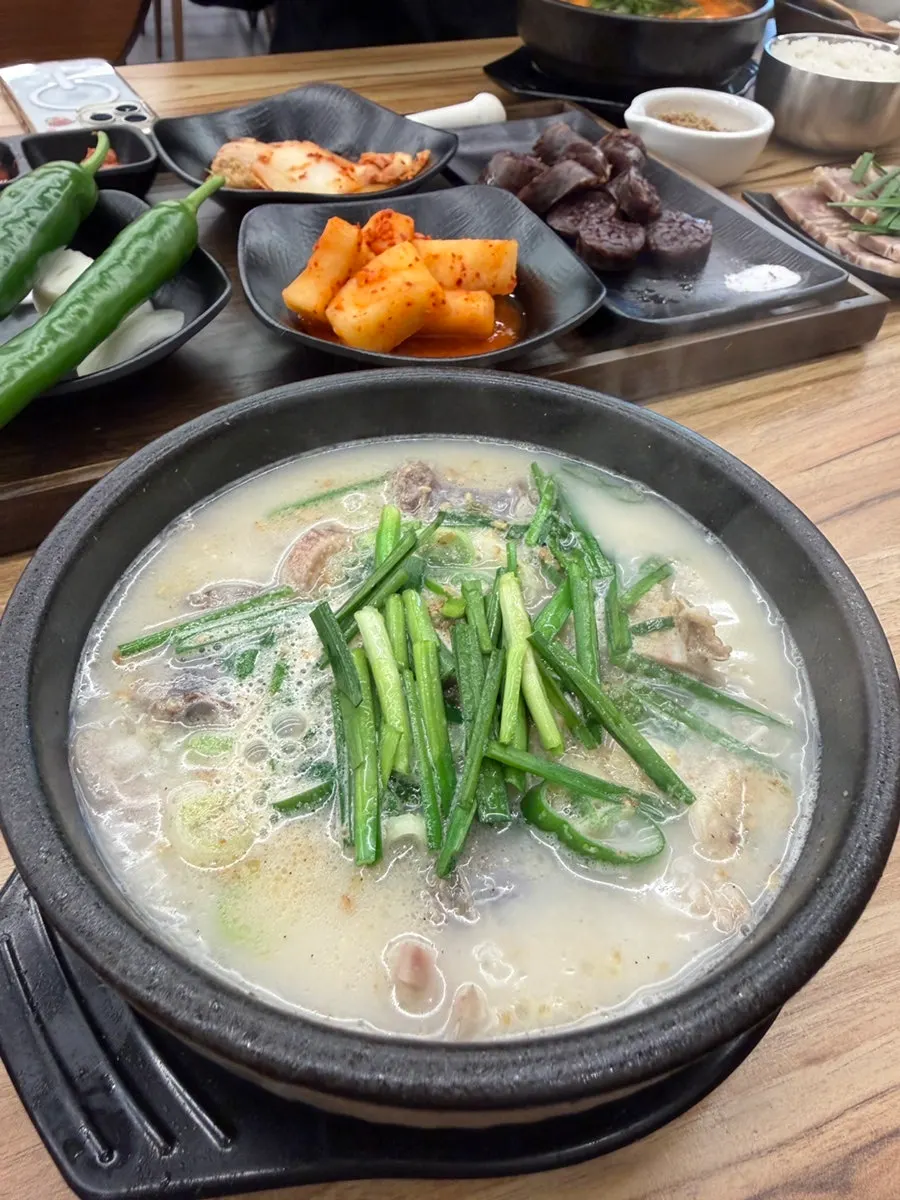 주문한 순대국 상차림