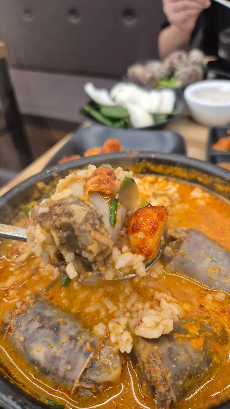 Sundae eaten together with seasoned garlic
