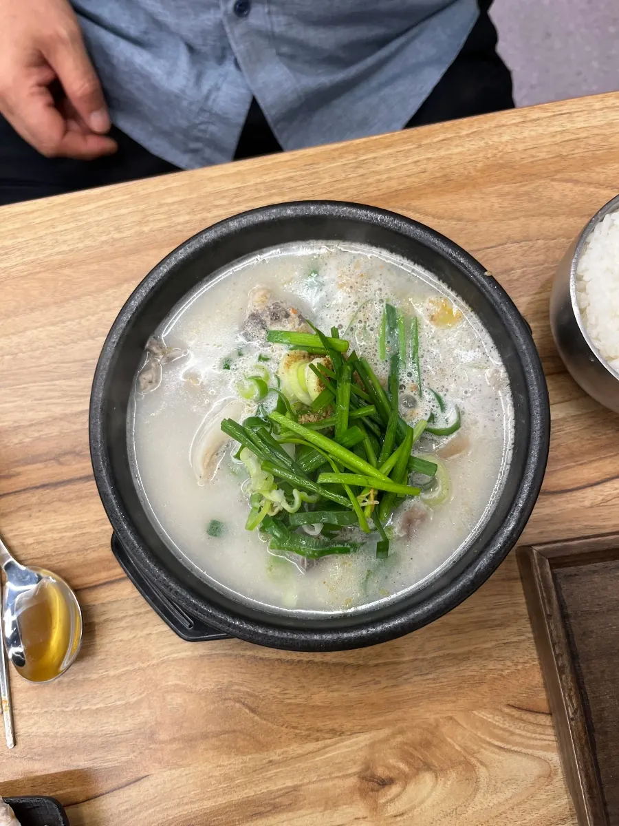 Plate of pyeonyuk and chal-sundae served with the set