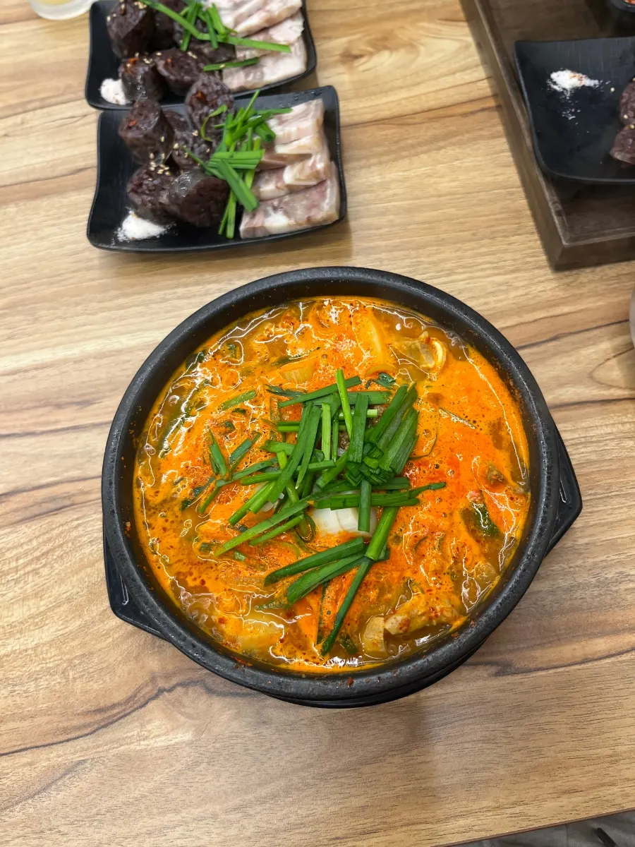 Regular sundaeguk with generous head meat inside