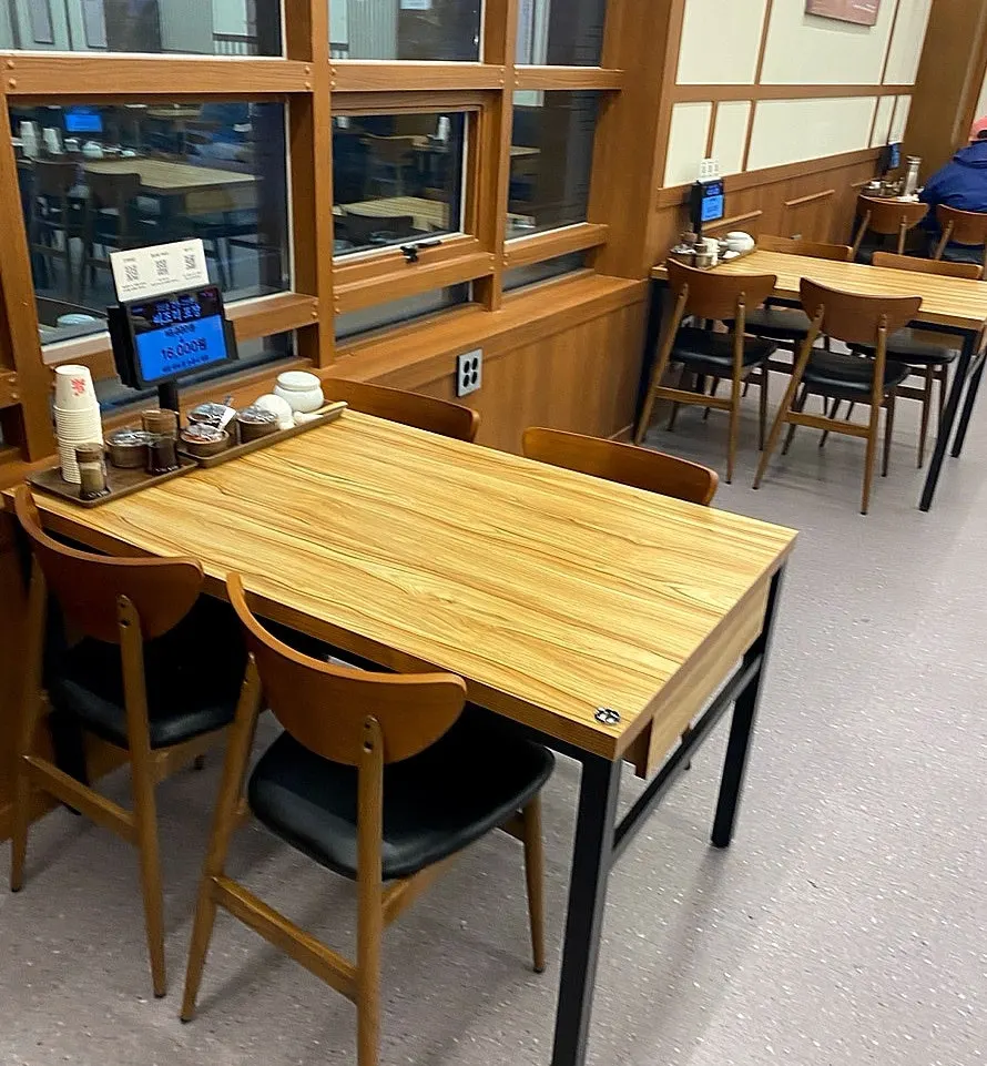 창가 좌석과 안쪽 룸 같은 공간